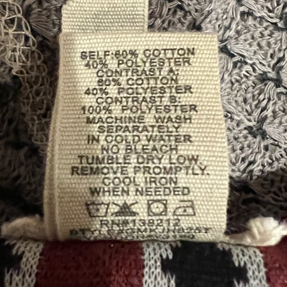 Beautiful light sweater size small. Gimmicks brand from the Buckle - Picture 4 of 6